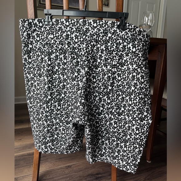 ELLE black/white floral print Bermuda Length pull on shorts! Size XXL! Cool! - Picture 4 of 4